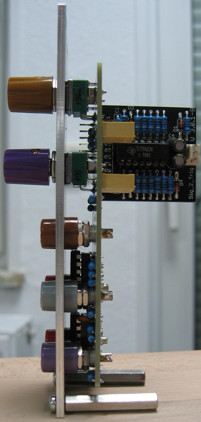 Signal to Trigger converter side view